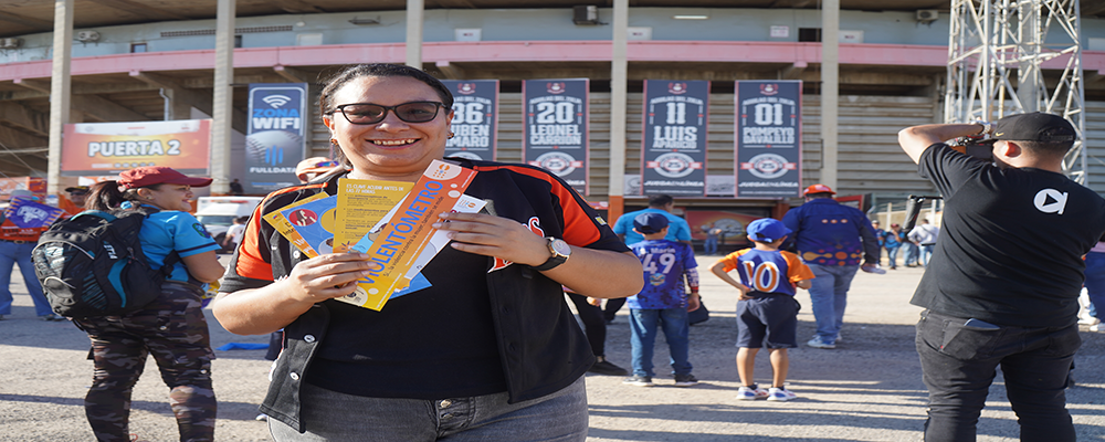 Fanática del béisbol que visitó el punto naranja